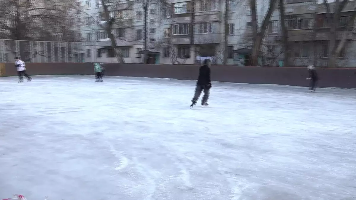 Қала келбеті: алматылық зейнеткердің ауласындағы мұз айдыны спортшыларды тәрбилеуде