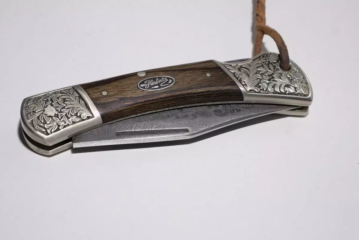 Женщину с ножевыми ранениями обнаружили в Алматинской области