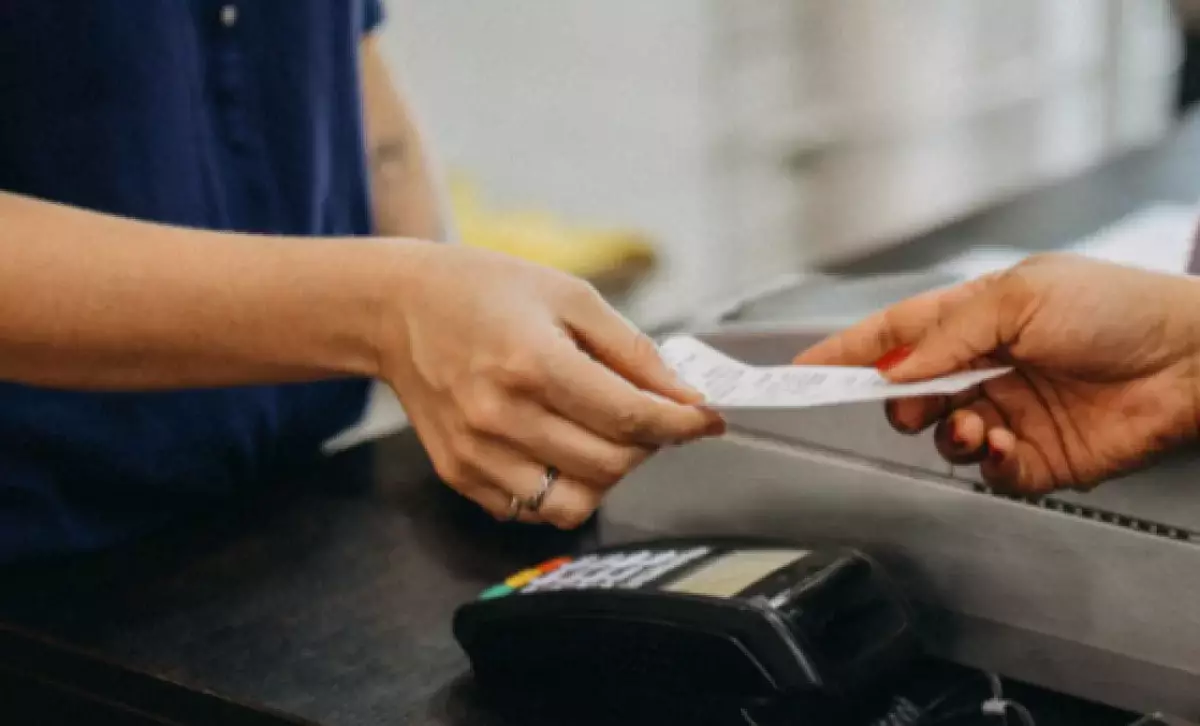 Оплатили, но денег нет: как в Алматы обманывали магазины через поддельные чеки