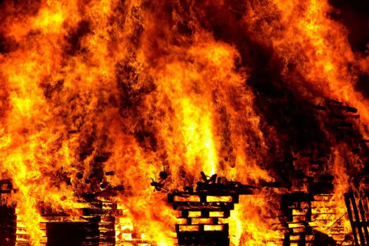 Спасатели не дали сгореть частному дому в СКО