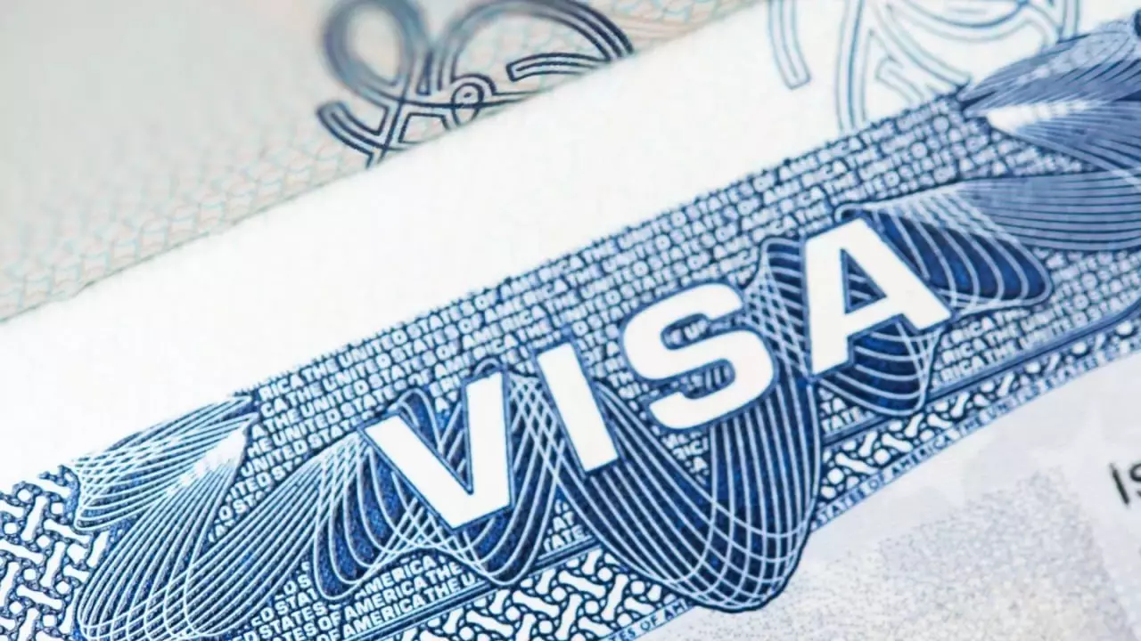 АҚШ визаны тоқтатты: Сарапшы бұл шешімнің астарында не жатқанын айтты