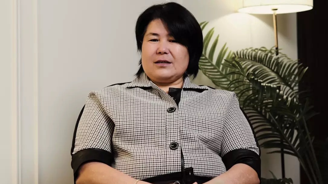 «Көп жылайтын едім»: Желіде танылған комиссионка сатушысы ренішін білдірді