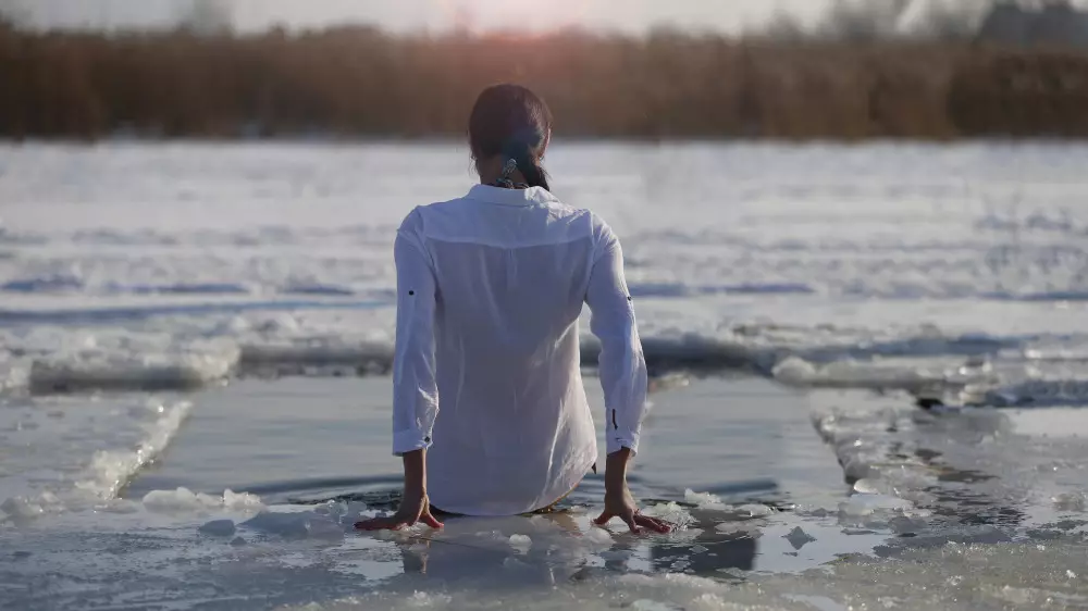 Лёд в тренде: холодный душ, бодрящие ванны и прорубь - польза или опасный ритуал