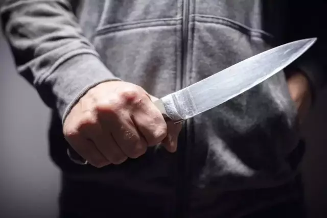 «Қызының көзінше»: Талғарда ер адам азаматтық некедегі әйелін пышақтап өлтірді