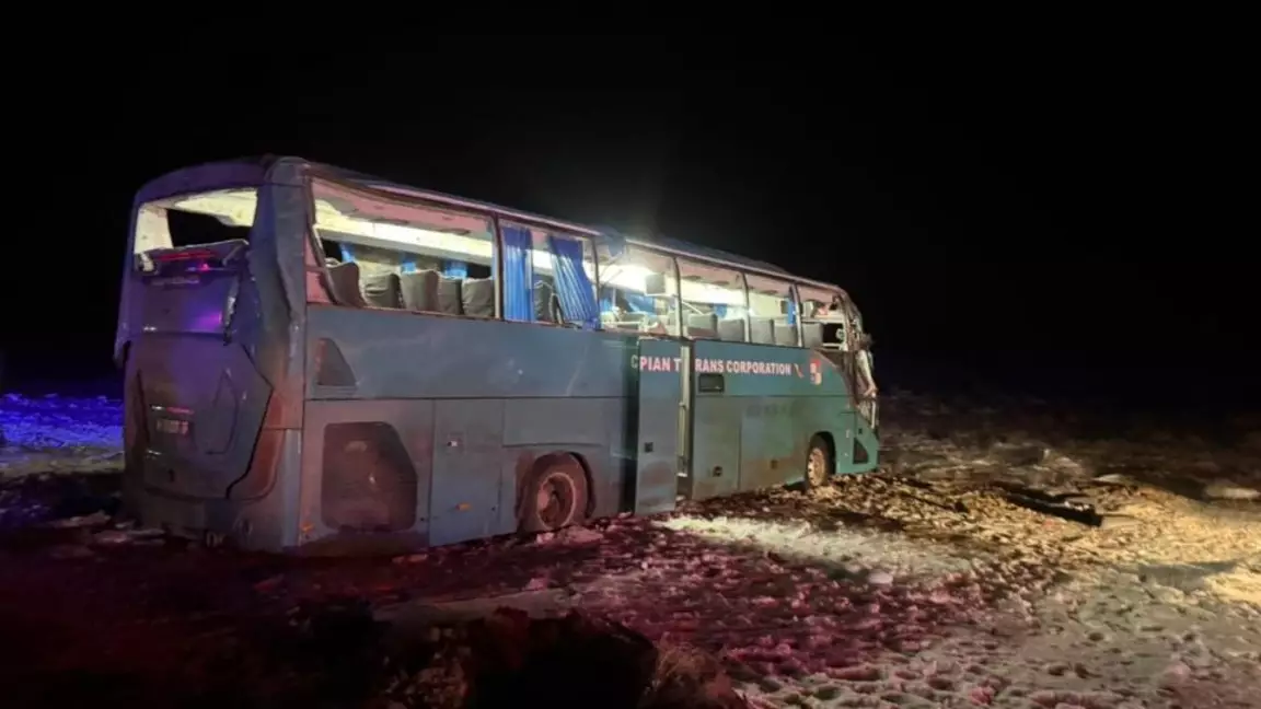 Маңғыстауда автобус аударылып, төрт адам қаза тапты