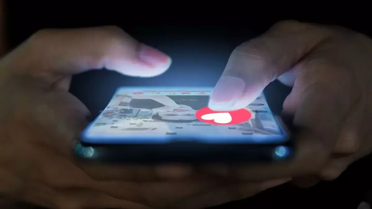 Tinder арқылы жас жігітпен танысып, 4 млн теңгесін сыпырып алған астаналық сотталып кетті