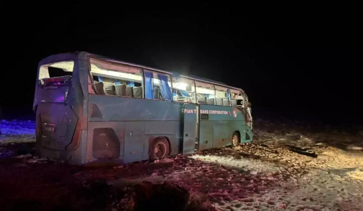 Автобус с 50 пассажирами попал в аварию в Мангистау: 4 человека погибли (ВИДЕО)