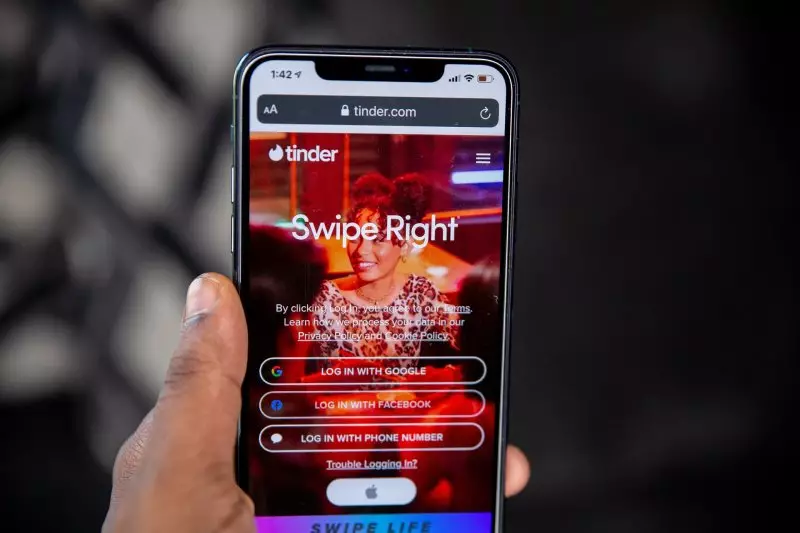 Житель Астаны стал девушкой и «заработал» миллионы в Tinder