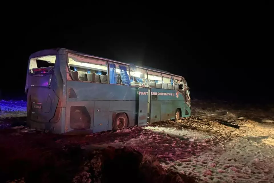 Автобус перевернулся под Бейнеу: трое погибли, четверо пострадали