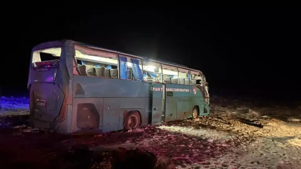 Маңғыстау облысында 50 жолаушысы бар автобус аударылды: Қаза тапқандар бар