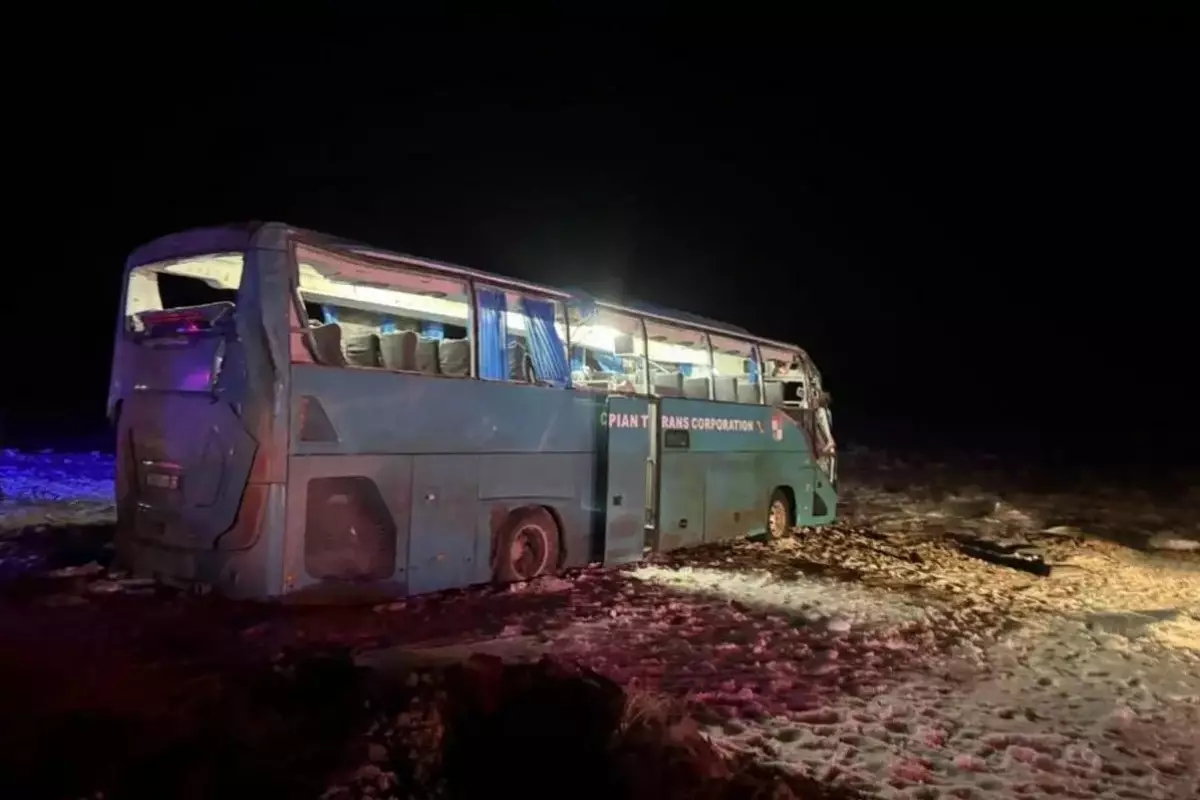 Пассажирский автобус перевернулся в Мангистауской области: погибли четыре человека