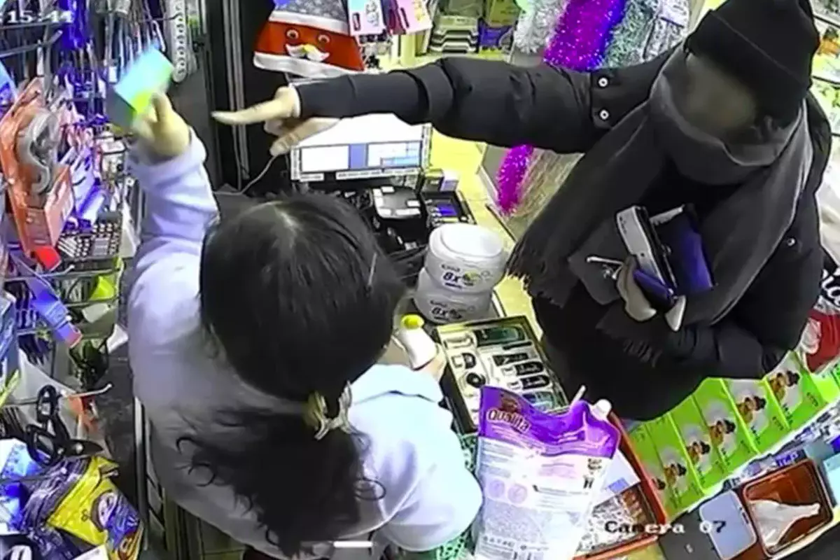 Фальшивые чеки и бесплатные покупки: алматинка обманывала магазины (ВИДЕО)