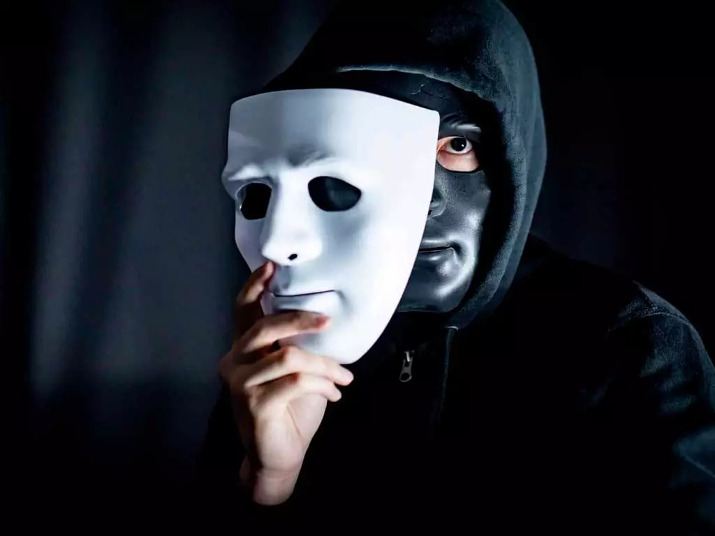 Астанчанин под видом девушки провернул аферу на сайте знакомств