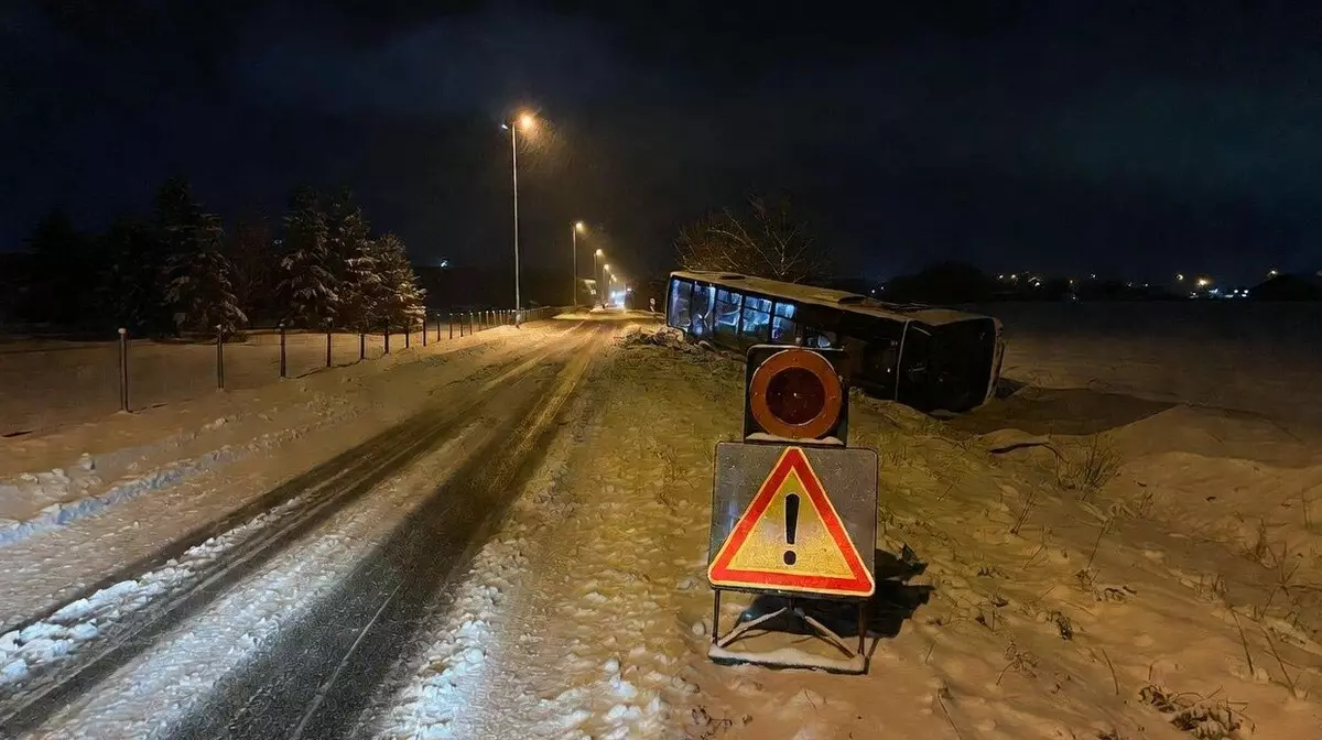 В Мангистауской области перевернулся автобус с 50 пассажирами: четверо погибли
