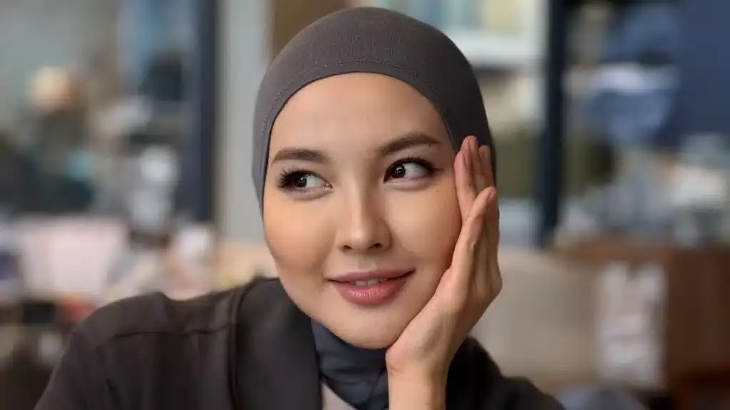 «Есі кірген шығар»: Айдана Меденованың қызы да орамал шешті (ВИДЕО)