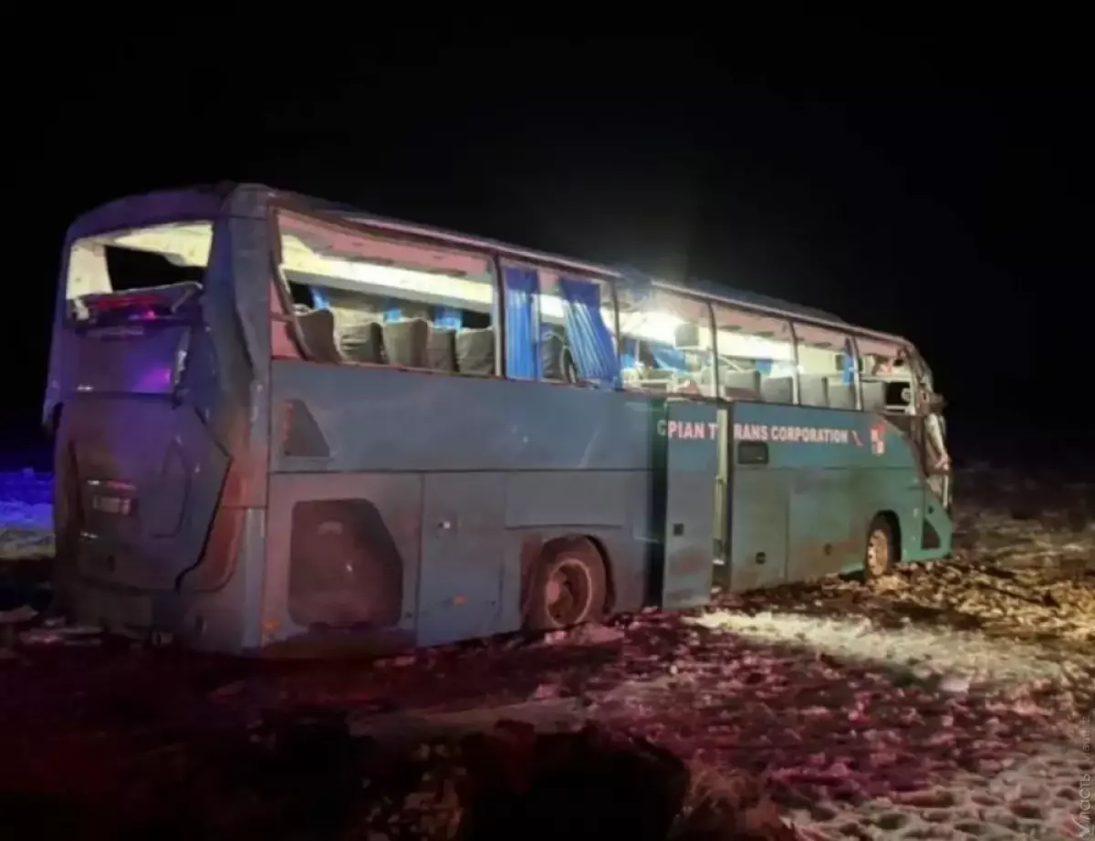 Маңғыстау облысында жолаушылар автобусы аударылып, төрт адам қаза тапты