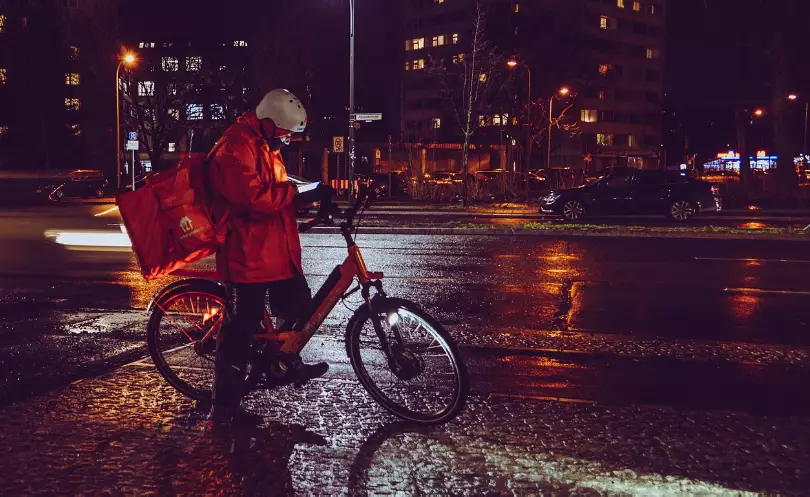 О системных проблемах в курьерской сфере заявили в Алматы