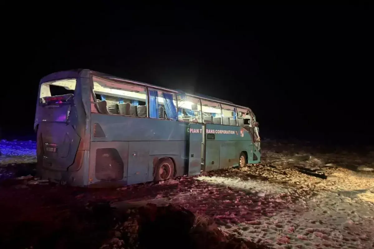 На трассе Актау - Бейнеу перевернулся пассажирский автобус: 4 погибших, 17 госпитализированы - новости на Lada.kz 16.01.2026