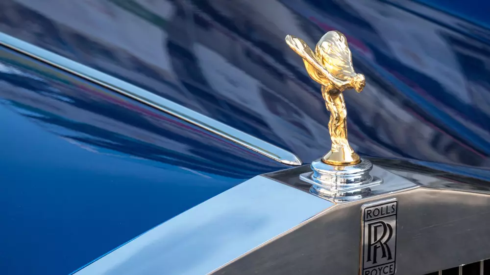 Новый кроссовер Rolls-Roys Cullinan показали фотошпионы