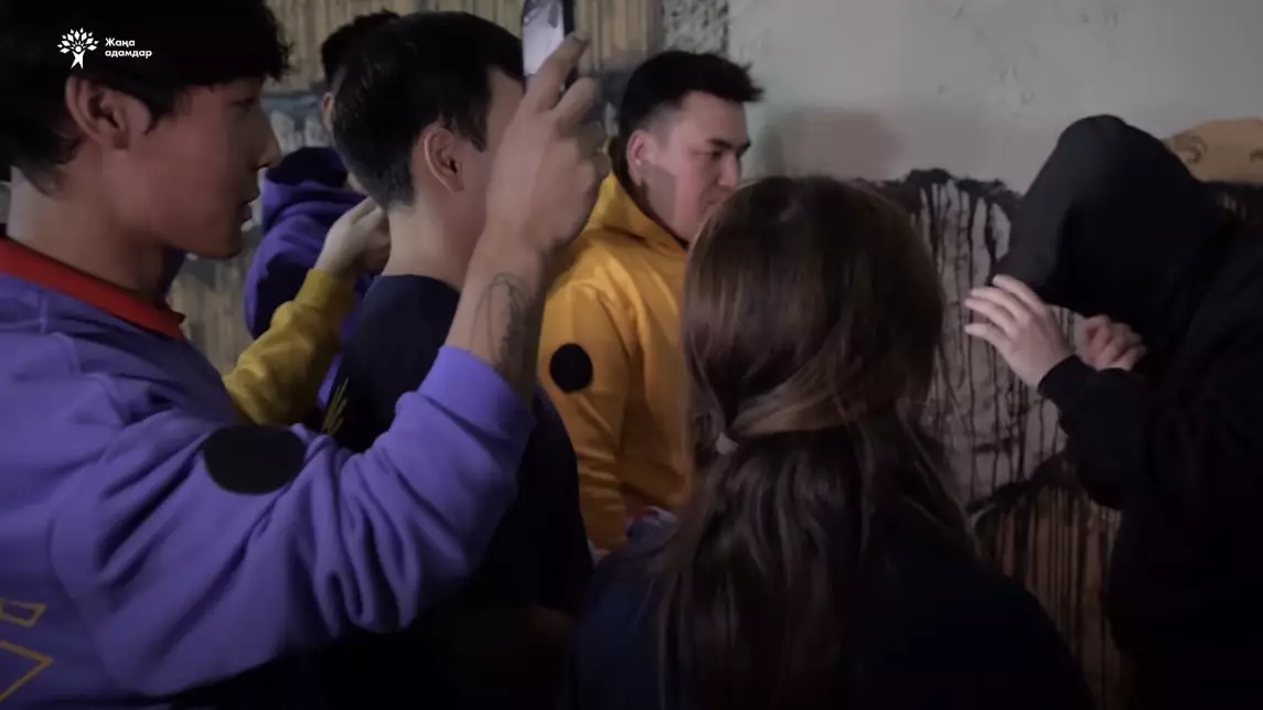 «Ешкімге айтпа»: Жаңа адамдар күдікті педофилдерді әшкерелеуде (ВИДЕО)