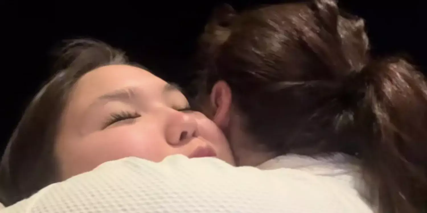 Әдемі Тұрсынбекқызы анасына деген ыстық ықыласымен көпшілікті елжіретті