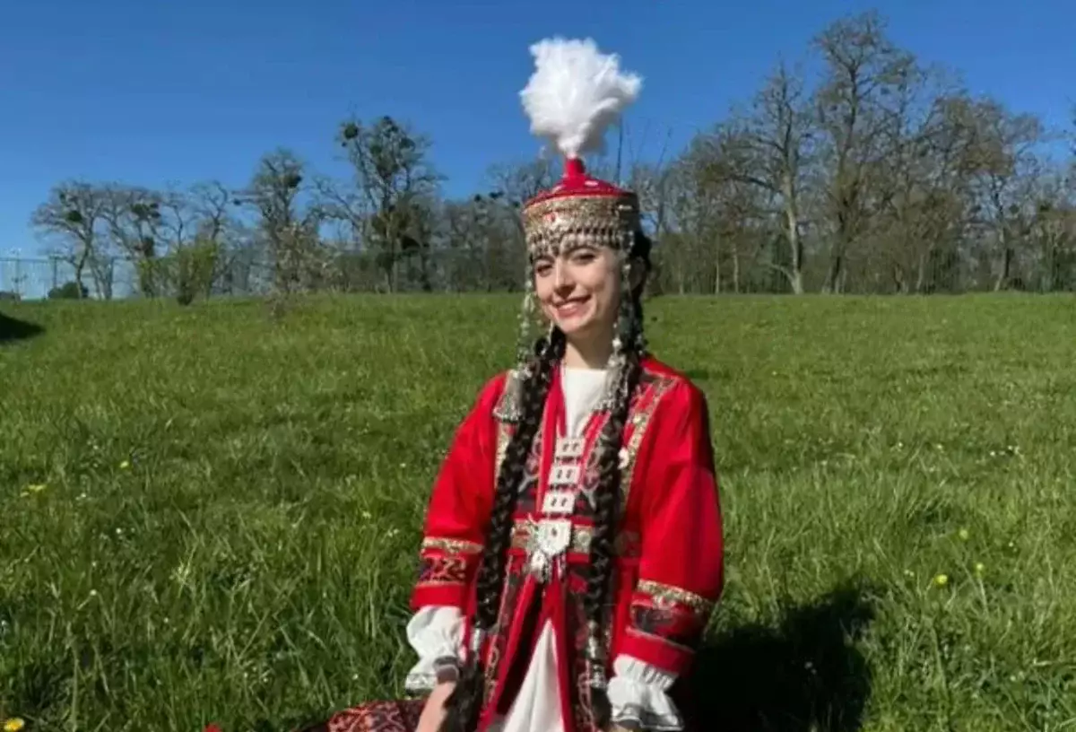Из Парижа в Мангистау: француженка выучила язык и носит казахскую национальную одежду