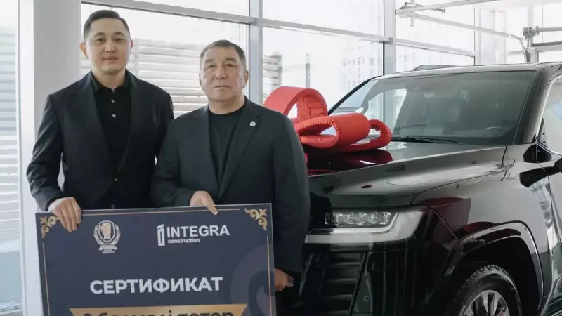 Бокстан экс-бас бапкер Қайрат Сәтжановқа құрмет көрсетілді