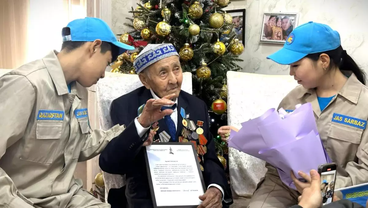 Әскери қызметшілер 102 жасқа толған майдангерді құттықтады