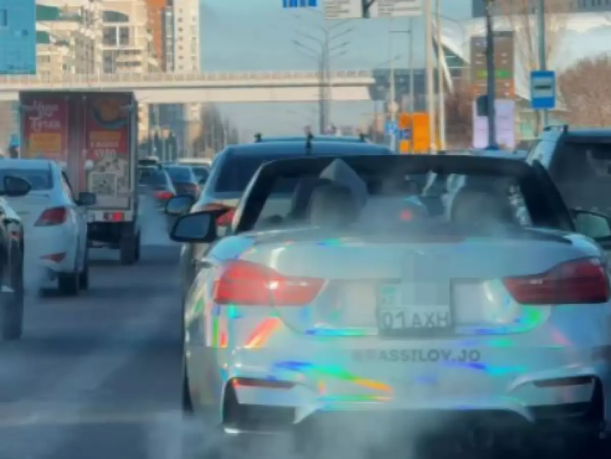 Водитель на кабриолете разъезжает по Астане при жгучем морозе (ВИДЕО)