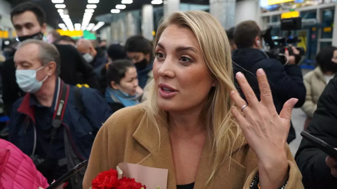 "Жалған": Питер Фостердің әйелі жеңілдікпен билет алғанын жоққа шығарды