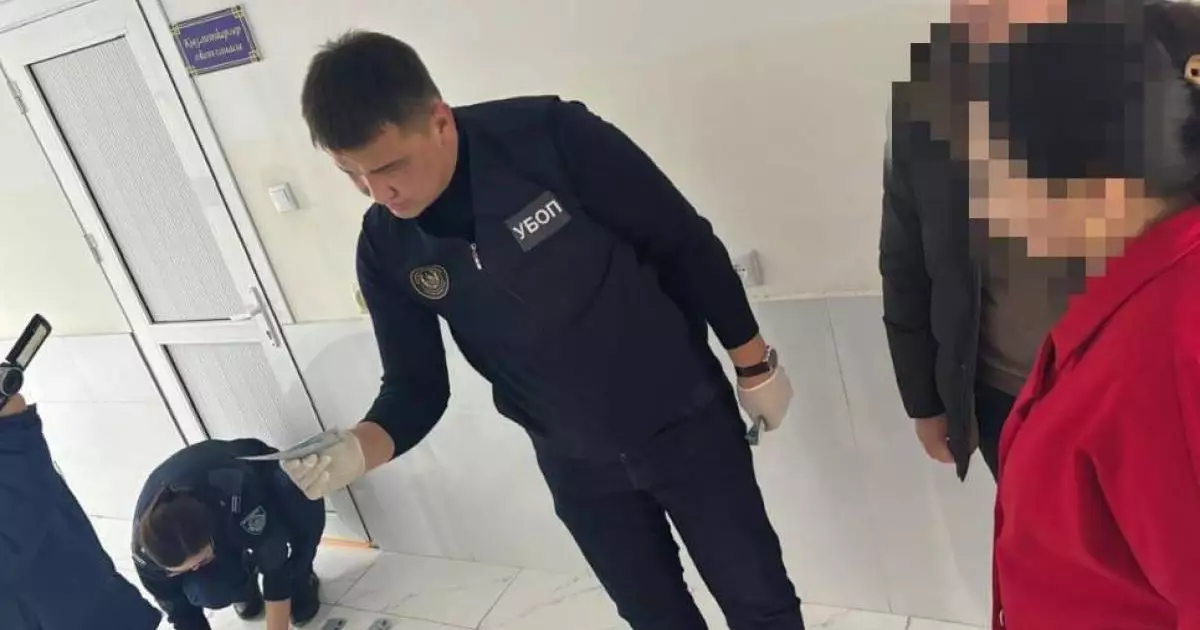  Түркістан облысында емхана басшысынан ақша бопсалаған блогер ұсталды 
