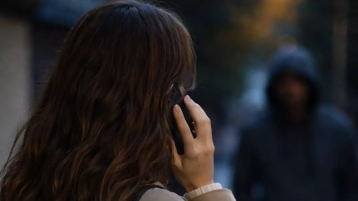 “6 айдан бері аңдып келеді”. Қызылордалық ару белгісіз ер адамның қысымына ұшырағанын айтты