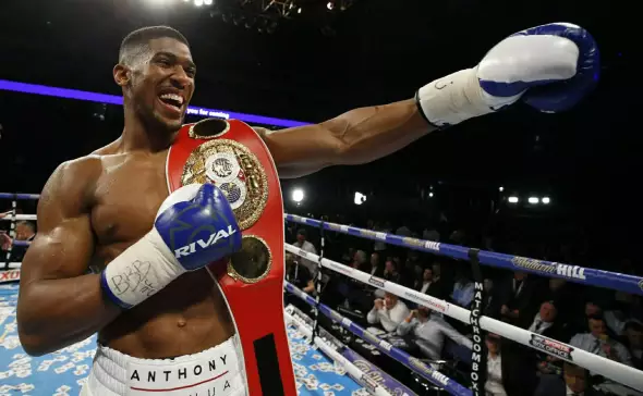 Боксер Энтони Джошуа вернулся к тренировкам после смертельного ДТП