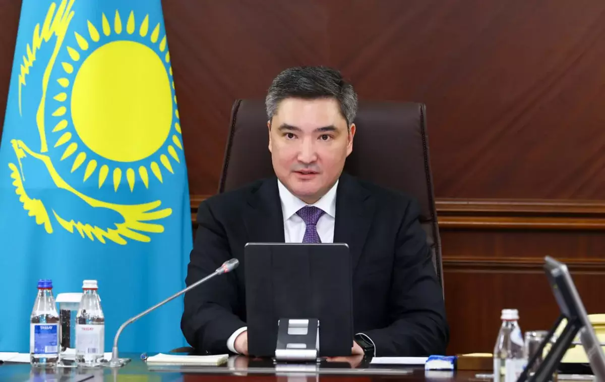 Миллиарды «утекли»: Олжас Бектенов взял под контроль ФСМС после масштабных нарушений