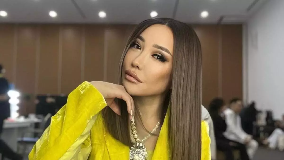 Танымал әнші Маржан Арапбаеваны азаматтық некедегі күйеуі соққыға жықты