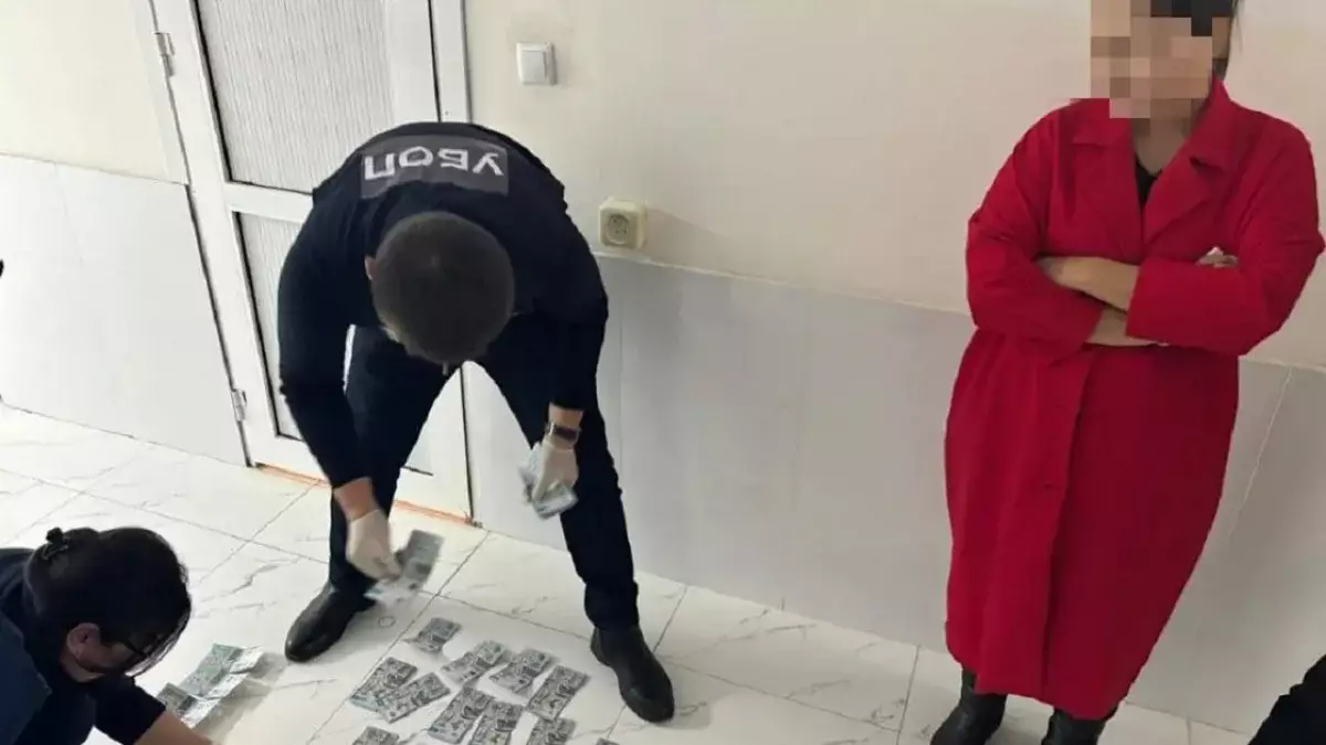 Түркістан облысында блогер ақша бопсалады деген күдікке ілінді