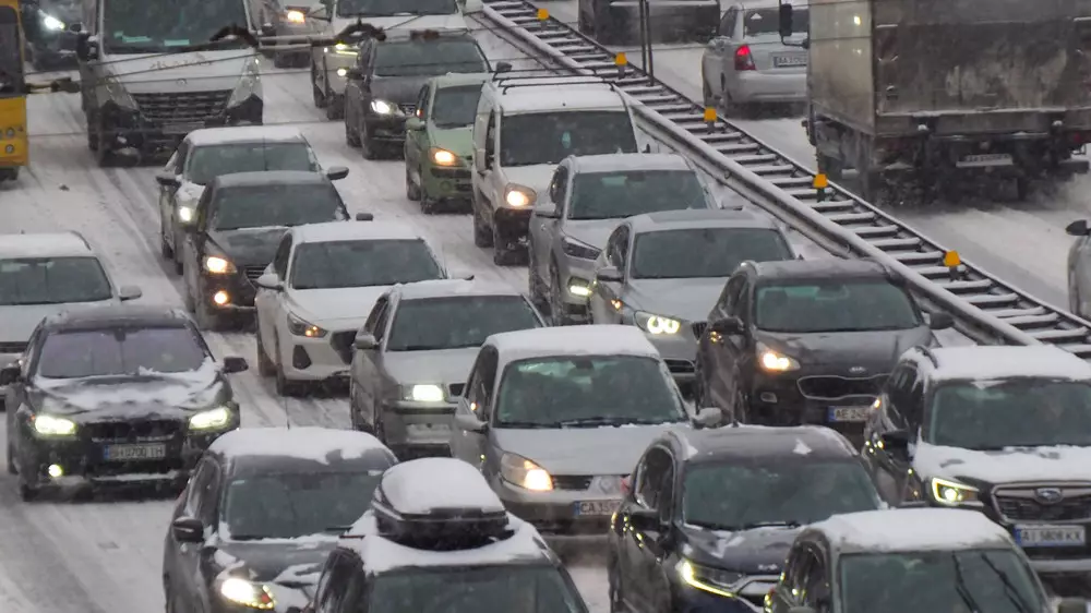 Снег парализовал Алматы: 10-балльные пробки и неадекватные цены на такси