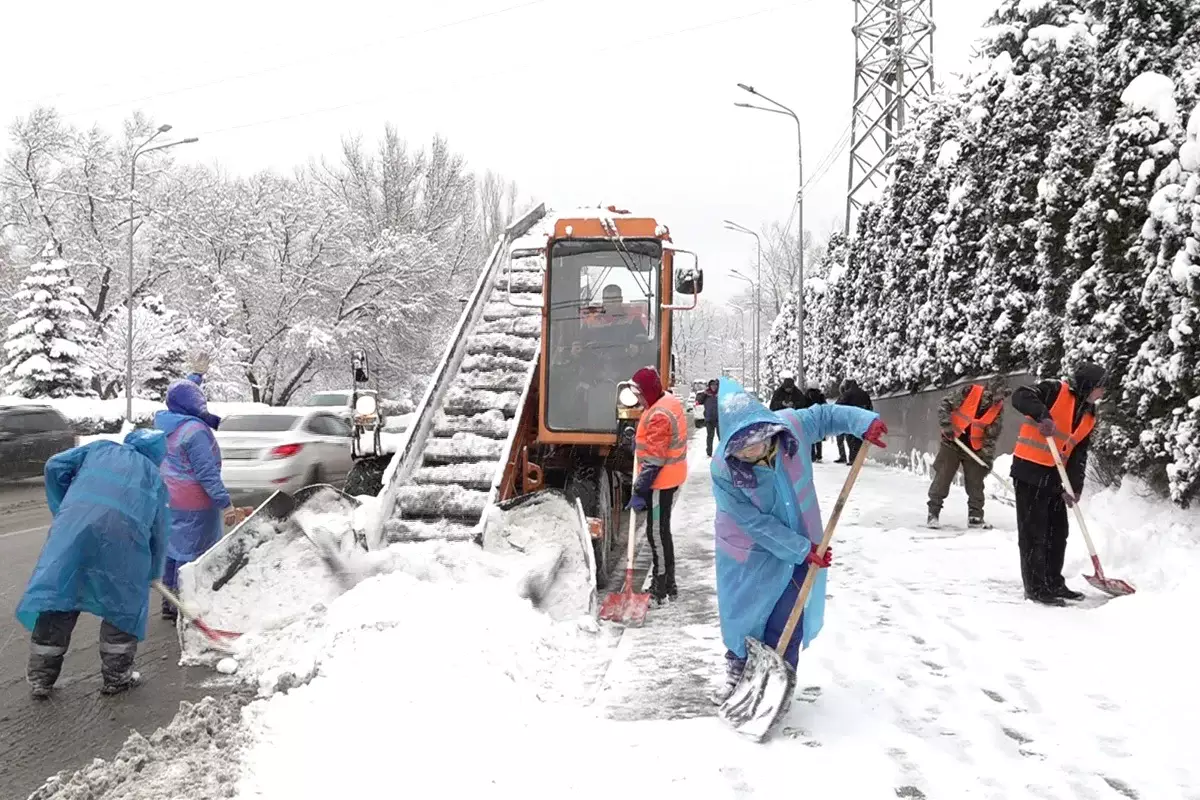 Мороз и снегопад: в Алматы коммунальщики перешли на усиленный режим работы