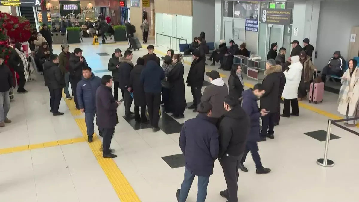 Кешіккен рейс: Атырауда екі күннен бері сабылған жолаушылар шу шығарды