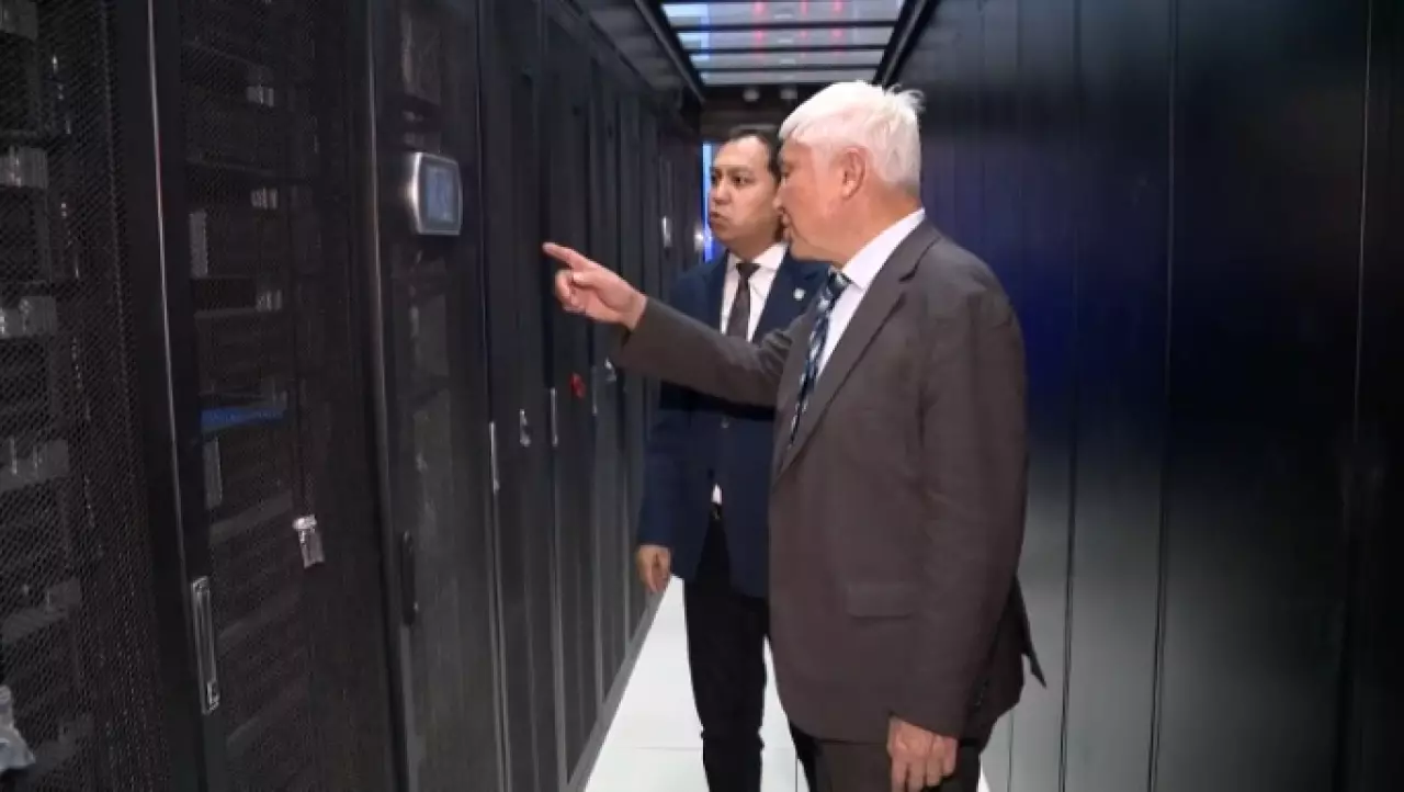 Академик протестировал возможности суперкомпьютера КазНУ