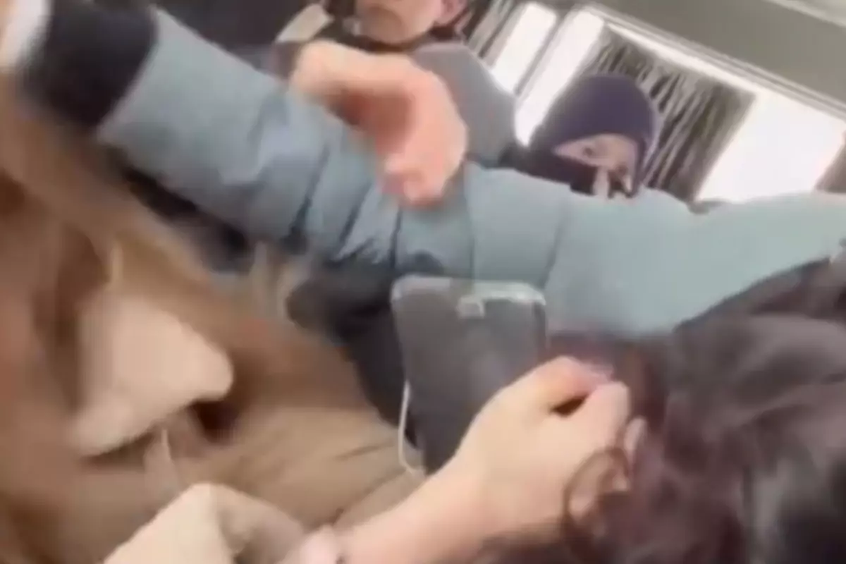 Драка за место в автобусе №51 в Атырау попала на видео