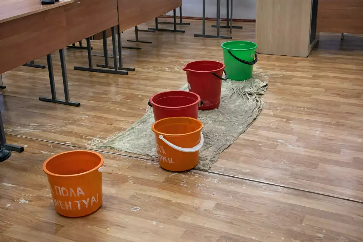 Потолки протекают, занятия продолжаются: родители школьников в Актау бьют тревогу - новости на Lada.kz 16.01.2026