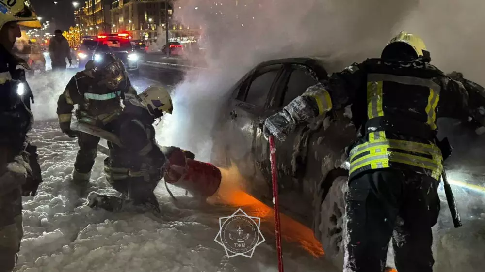 В центре Астаны вспыхнул легковой автомобиль: видео