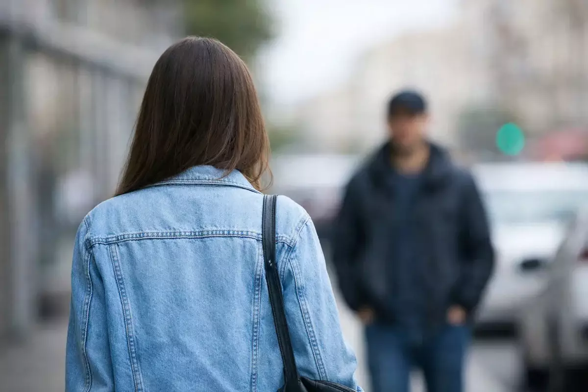 «Мені қорғай аласыздар ма?»: Қызылордада сталкинг құрбаны болған бойжеткен жанайқайын жеткізді