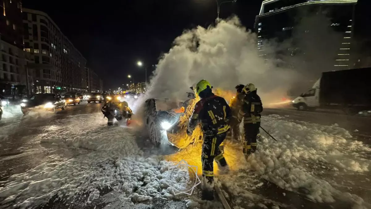 Автомобиль горел открытым пламенем на проспекте в Астане
