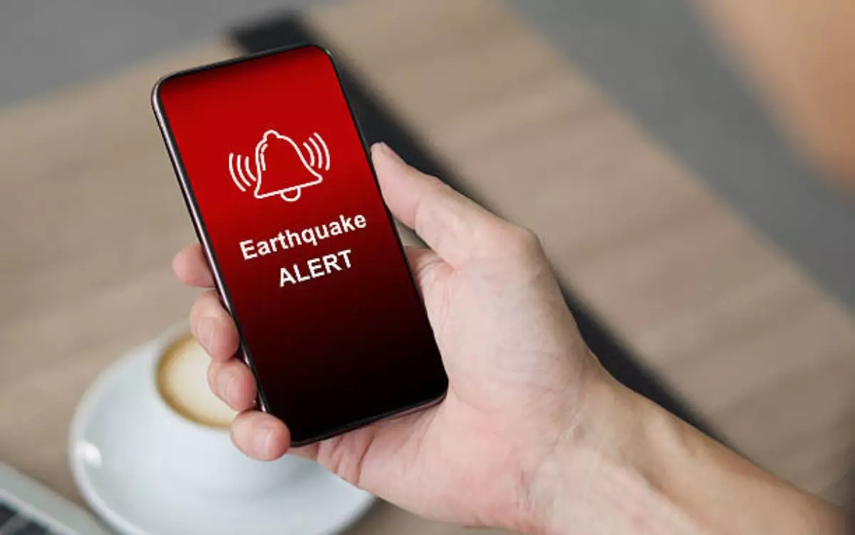 "Шұғыл хабарламаларды ала алмайды": Төтенше жағдайлар министрлігі iPhone мен қытайлық телефон иелеріне ескерту жасады