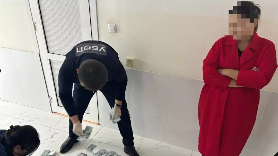 Түркістан облысында емхана басшысынан 1 млн теңге талап еткен блогер ұсталды