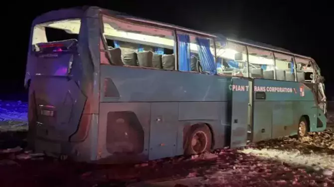 В Казахстане автобус попал в аварию, погибли четыре человека и трое пострадали.