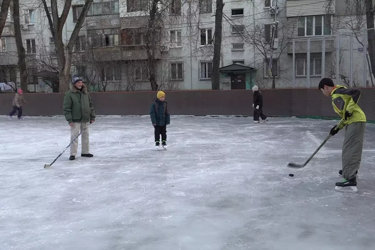 Лёд, сделанный с любовью: алматинский пенсионер более 40 лет заливает каток во дворе