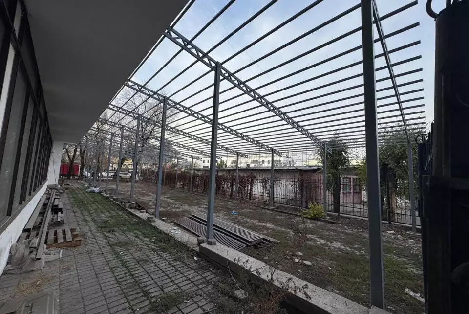 В Алматы снесли очередное незаконное сооружение